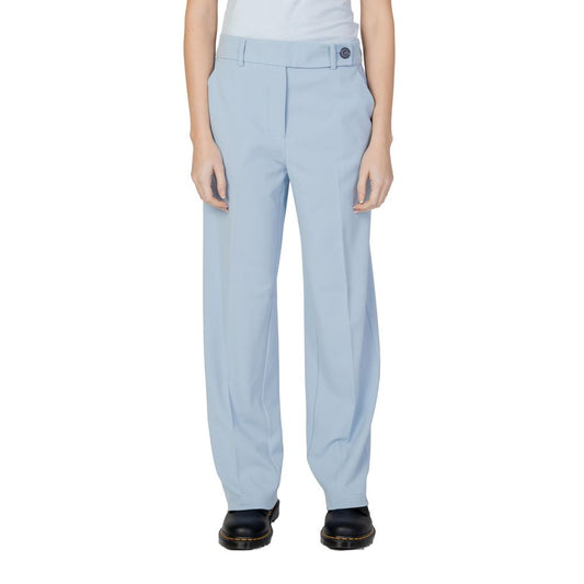 Sólo vaqueros y pantalones de poliéster azul