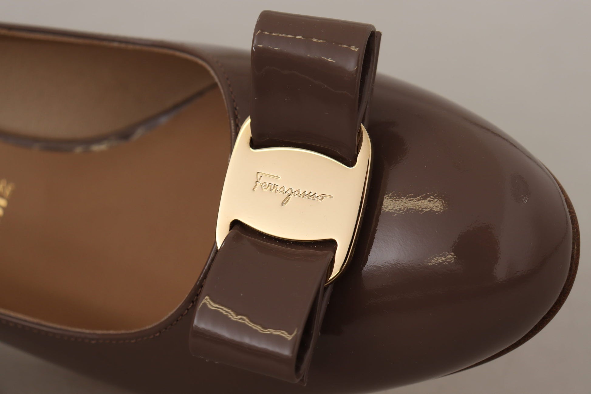 Salvatore Ferragamo Elegant Caraway Brown Pumps with Vara Bow